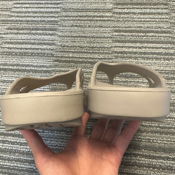 Oofos Nomad Beige Original Recovery Sandal Flip Flops Casual Workout Gym Leisure - Picture 4 of 8